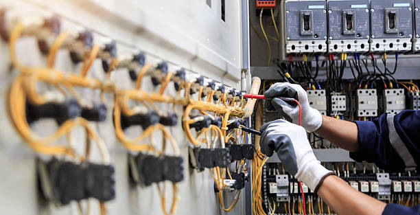 Professional Electrician technician working in Great Neck Plaza, NY